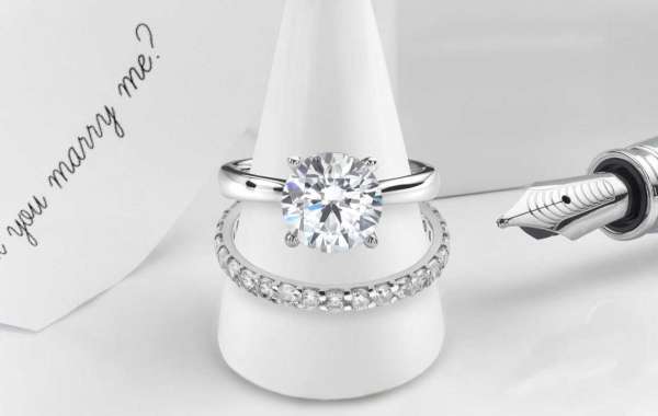 B Initial Pendant: Elegant Personalised Jewellery in Dubai